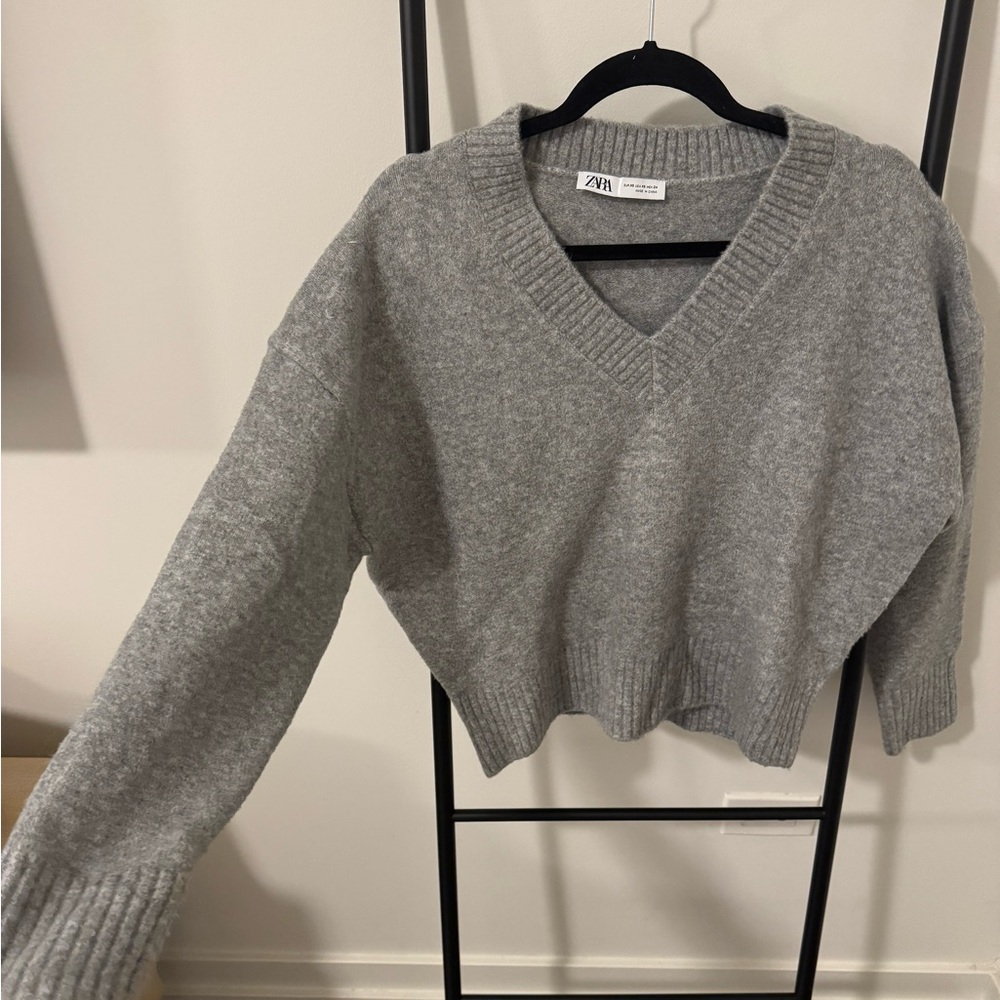Zara Women's Gray V-Neck Sweater